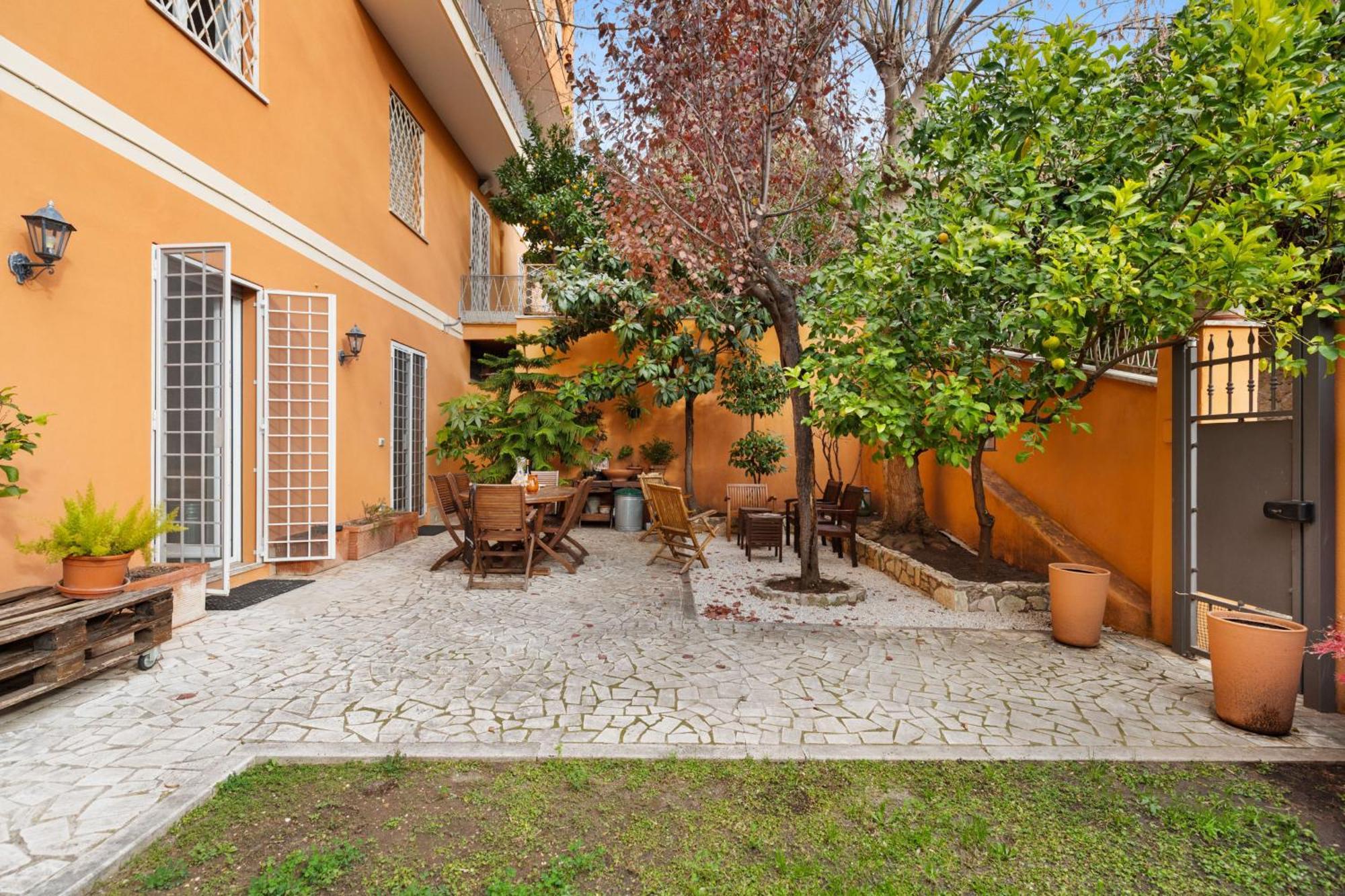Beautiful Charming Garden Near St Peter *